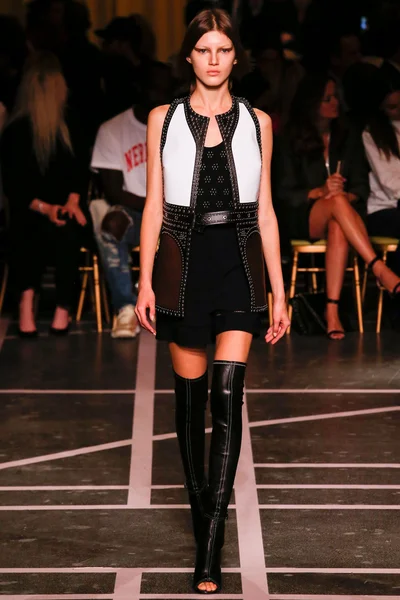 Look 17